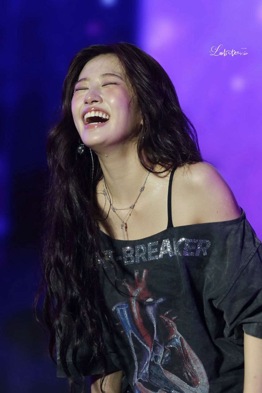 리허설 하는 아이브 안유진 봉긋한 검정크롭티 + 카고바지 팬티자국48.jpg