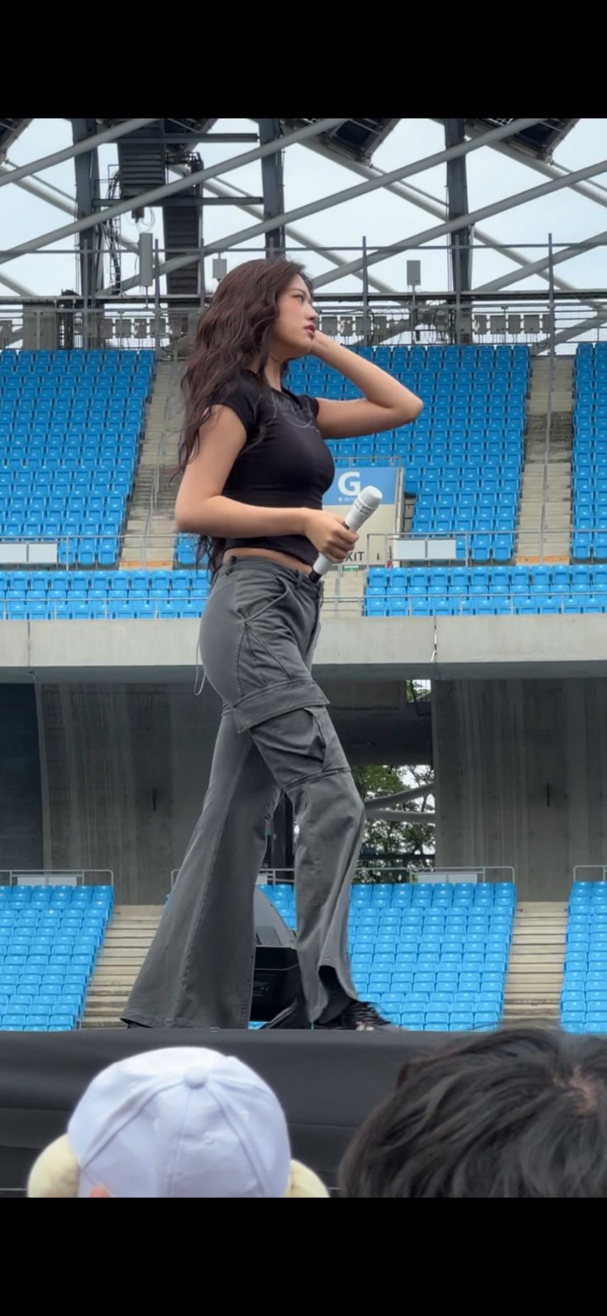 리허설 하는 아이브 안유진 봉긋한 검정크롭티 + 카고바지 팬티자국39.jpg