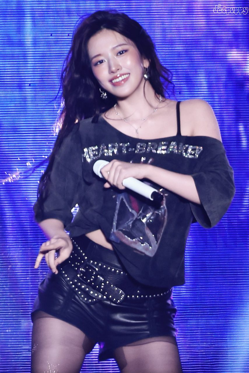 리허설 하는 아이브 안유진 봉긋한 검정크롭티 + 카고바지 팬티자국46.jpg