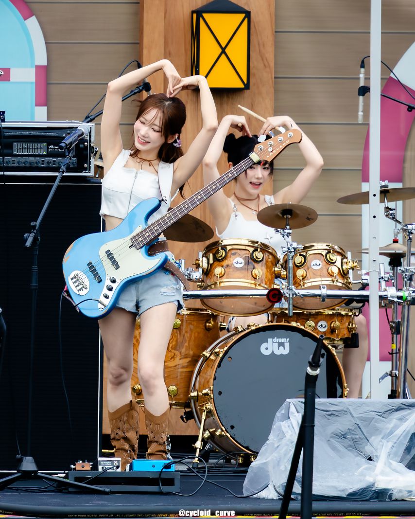 QWER 마젠타1_6.jpg