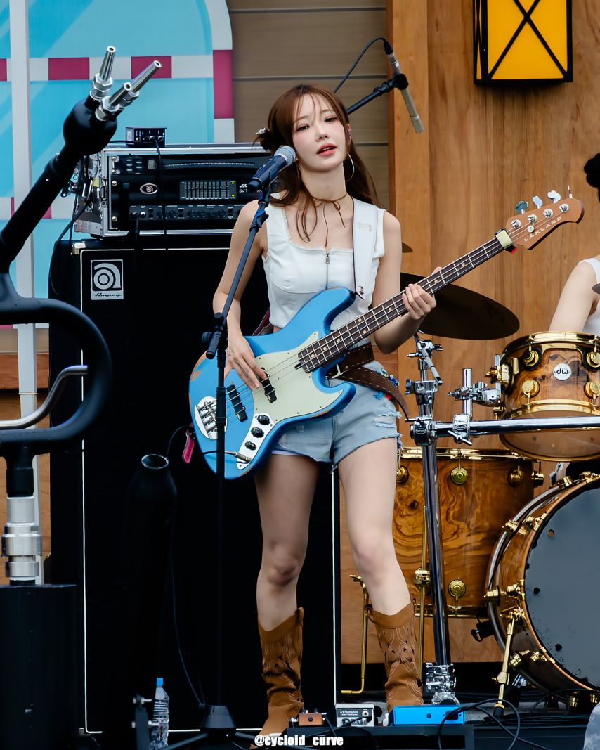 QWER 마젠타1_7.jpg