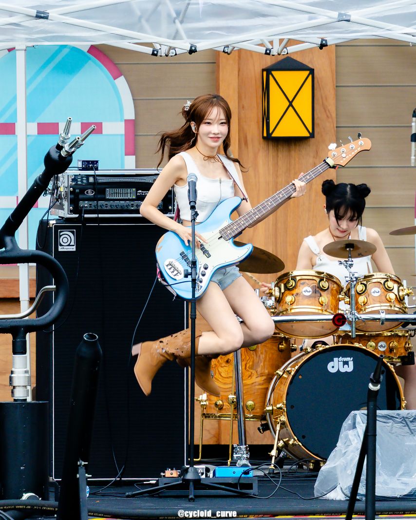 QWER 마젠타1_3.jpg