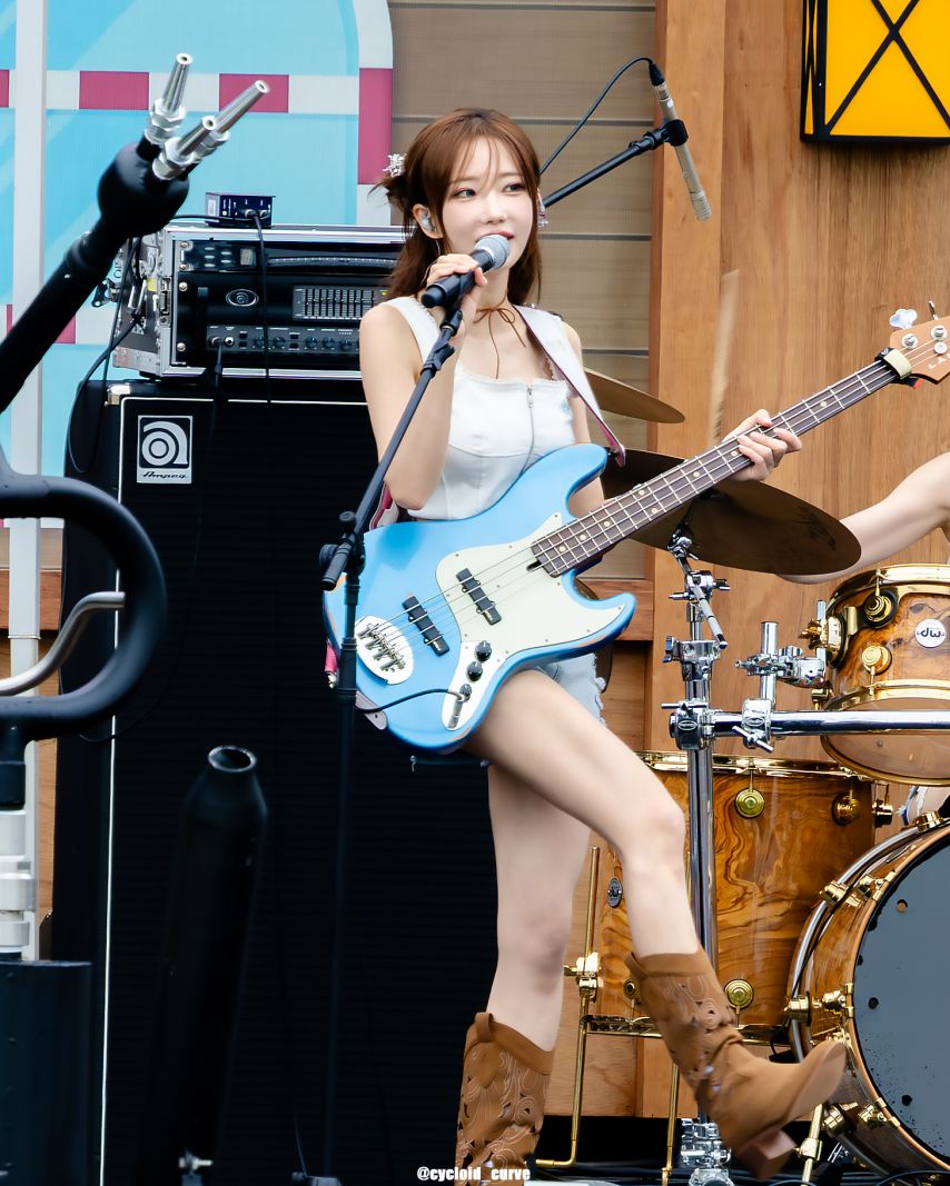 QWER 마젠타1_1.jpg