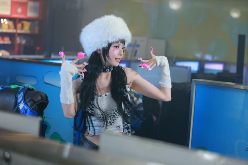 르세라핌 CRAZY Official MV BEHIND PHOTO1_20.jpg