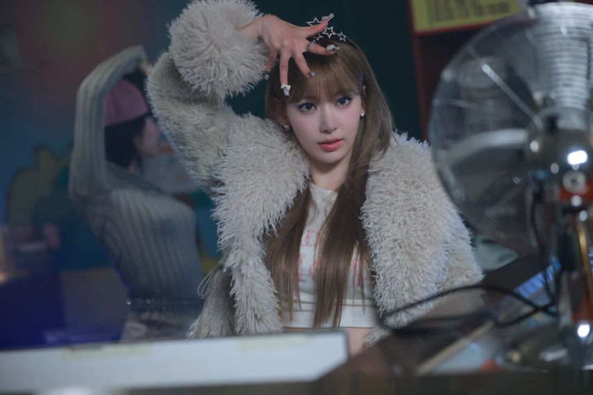 르세라핌 CRAZY Official MV BEHIND PHOTO1_8.jpg