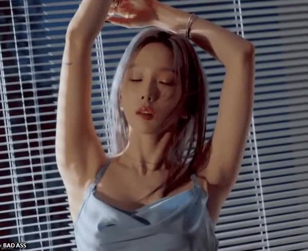 앨범 자켓촬영하는 섹시 태연 6.gif