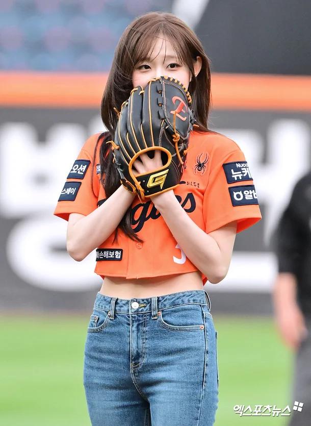 한화 경기 애국가 제창 & 시구하는 츄 청바지 골반 엉덩이핏9.webp.jpg