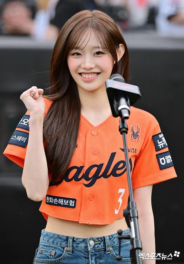 한화 경기 애국가 제창 & 시구하는 츄 청바지 골반 엉덩이핏8.webp.jpg