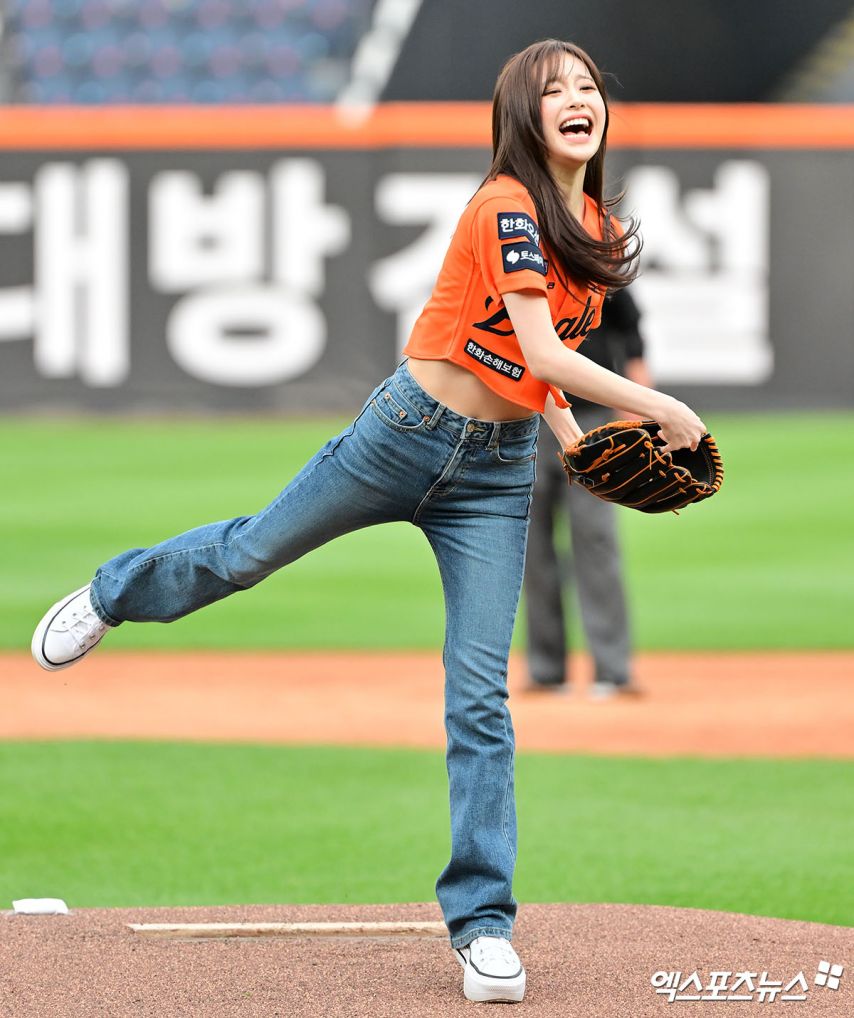 한화 경기 애국가 제창 & 시구하는 츄 청바지 골반 엉덩이핏6.jpg