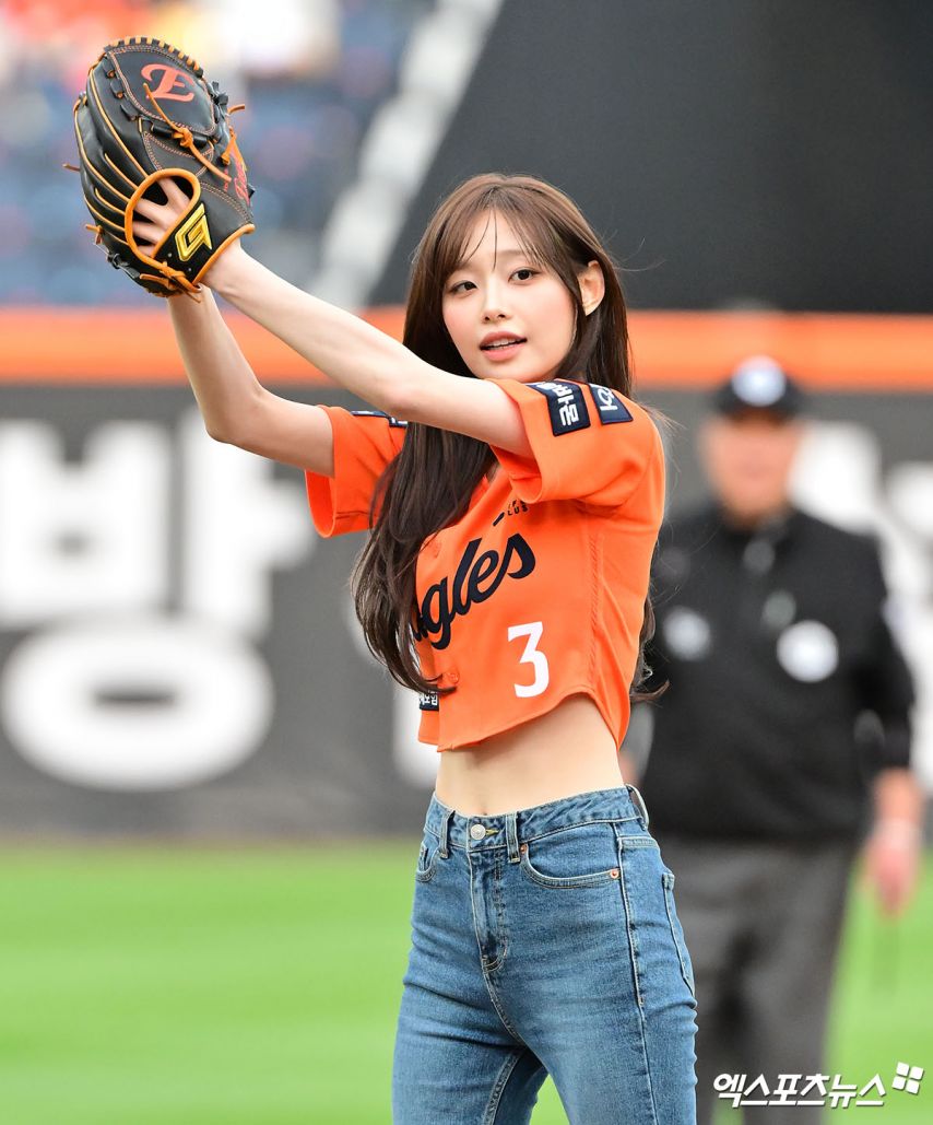 한화 경기 애국가 제창 & 시구하는 츄 청바지 골반 엉덩이핏11.jpg