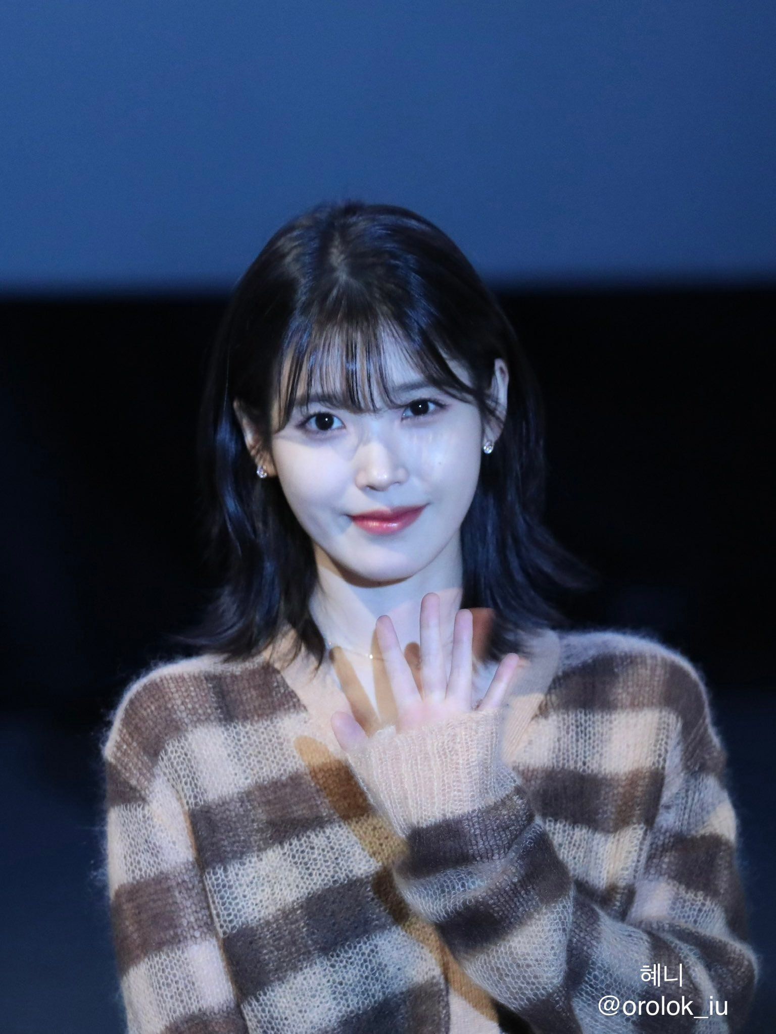 배꼽을 보여주는 청바지 크롭티 아이유 57.jpg