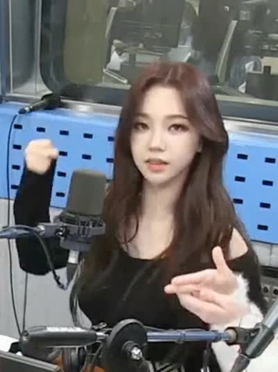 주먹질하는 카리나 1.gif