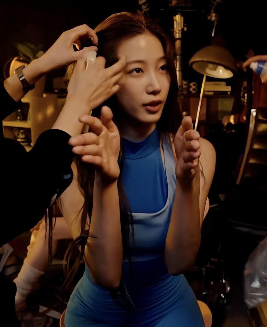 쫀쫀한 파란 레깅스 하체핏 Y존 + 화난 엉덩이 르세라핌 카즈하23.jpg