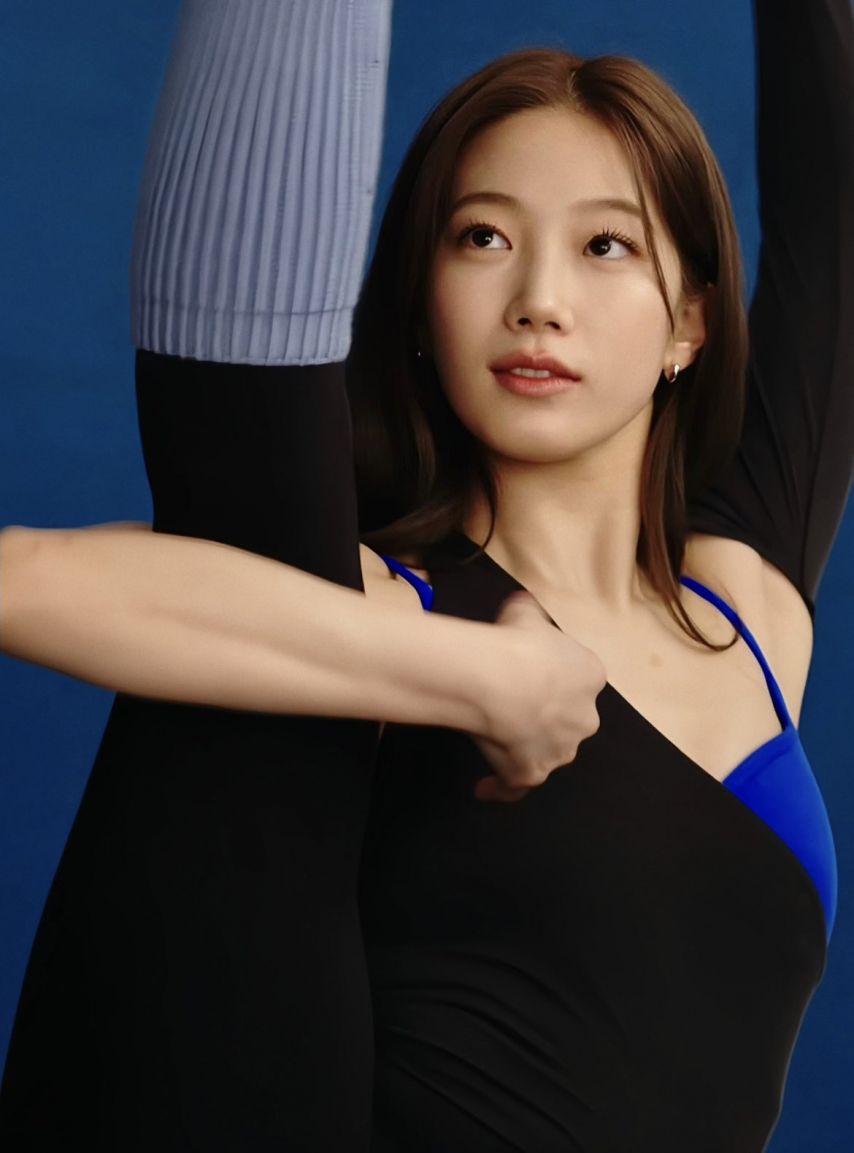 쫀쫀한 파란 레깅스 하체핏 Y존 + 화난 엉덩이 르세라핌 카즈하27.jpg