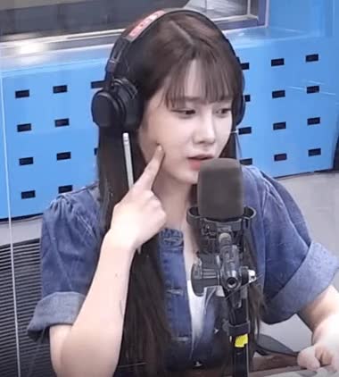 청자켓 입고 배텐 나온 러블리즈 유지애 8.gif