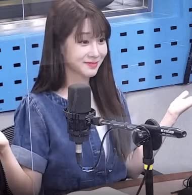 청자켓 입고 배텐 나온 러블리즈 유지애 3.gif