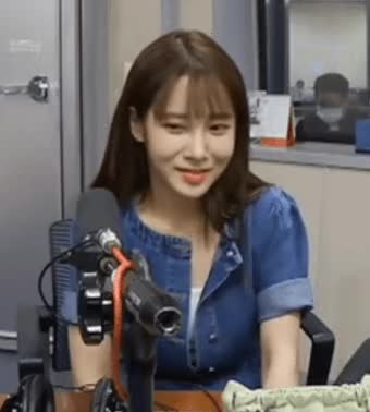 청자켓 입고 배텐 나온 러블리즈 유지애 15.gif