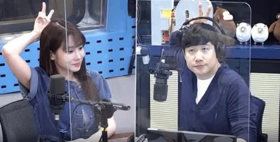 청자켓 입고 배텐 나온 러블리즈 유지애 2.gif