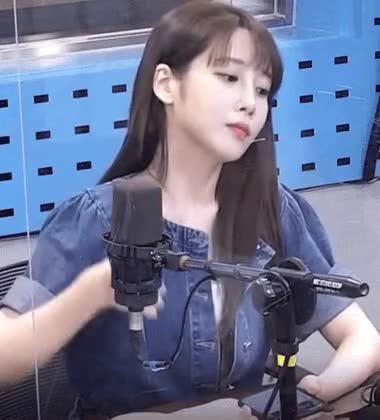 청자켓 입고 배텐 나온 러블리즈 유지애 4.gif