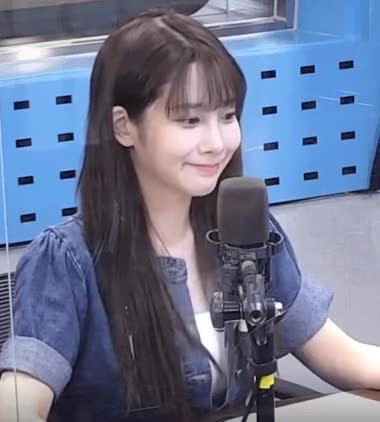 청자켓 입고 배텐 나온 러블리즈 유지애 11.gif