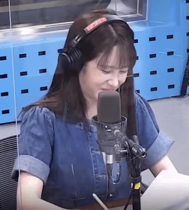 청자켓 입고 배텐 나온 러블리즈 유지애 6.gif