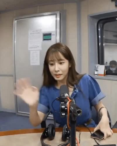 청자켓 입고 배텐 나온 러블리즈 유지애 16.gif