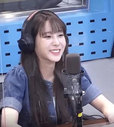 청자켓 입고 배텐 나온 러블리즈 유지애 10.gif