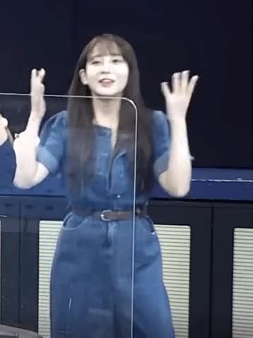 청자켓 입고 배텐 나온 러블리즈 유지애 12.gif