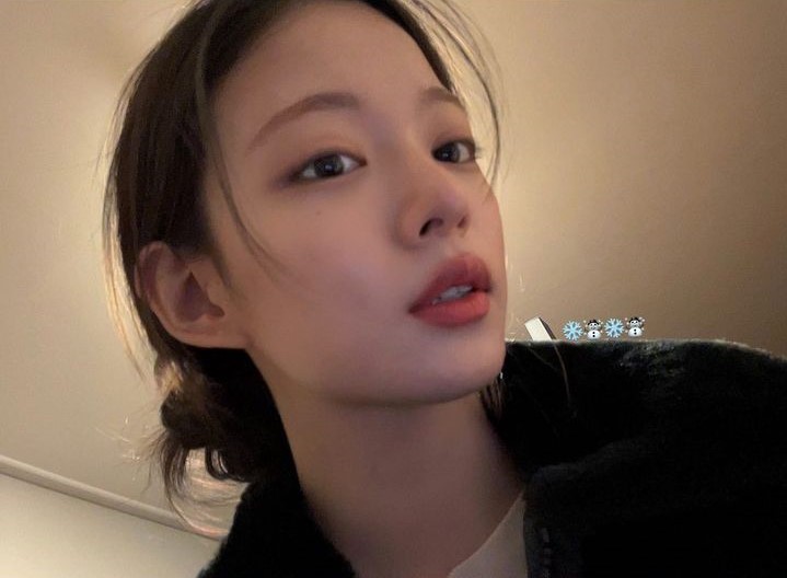 프로미스나인-이채영1_2.jpeg