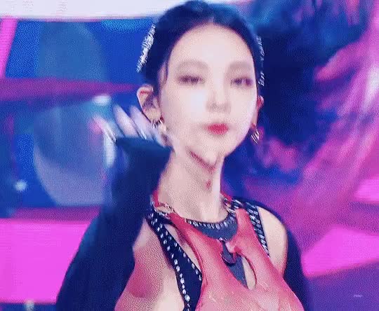 머리를 묶으니 더 잘 드러나는 카리나 두상 3.gif