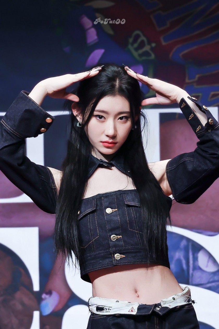 오프숄더 숙이는 ITZY 채령 5.jpg