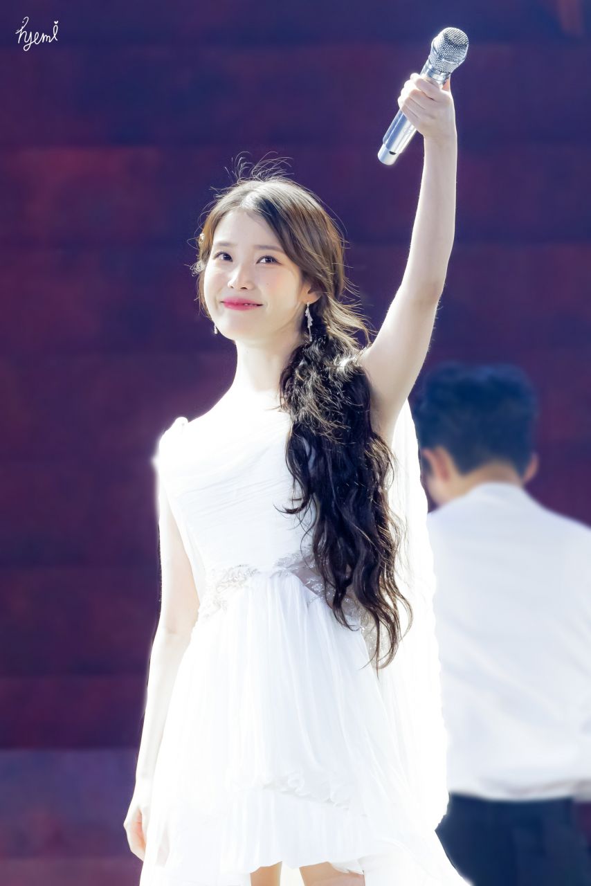 아이유 화이트유1_3.jpeg