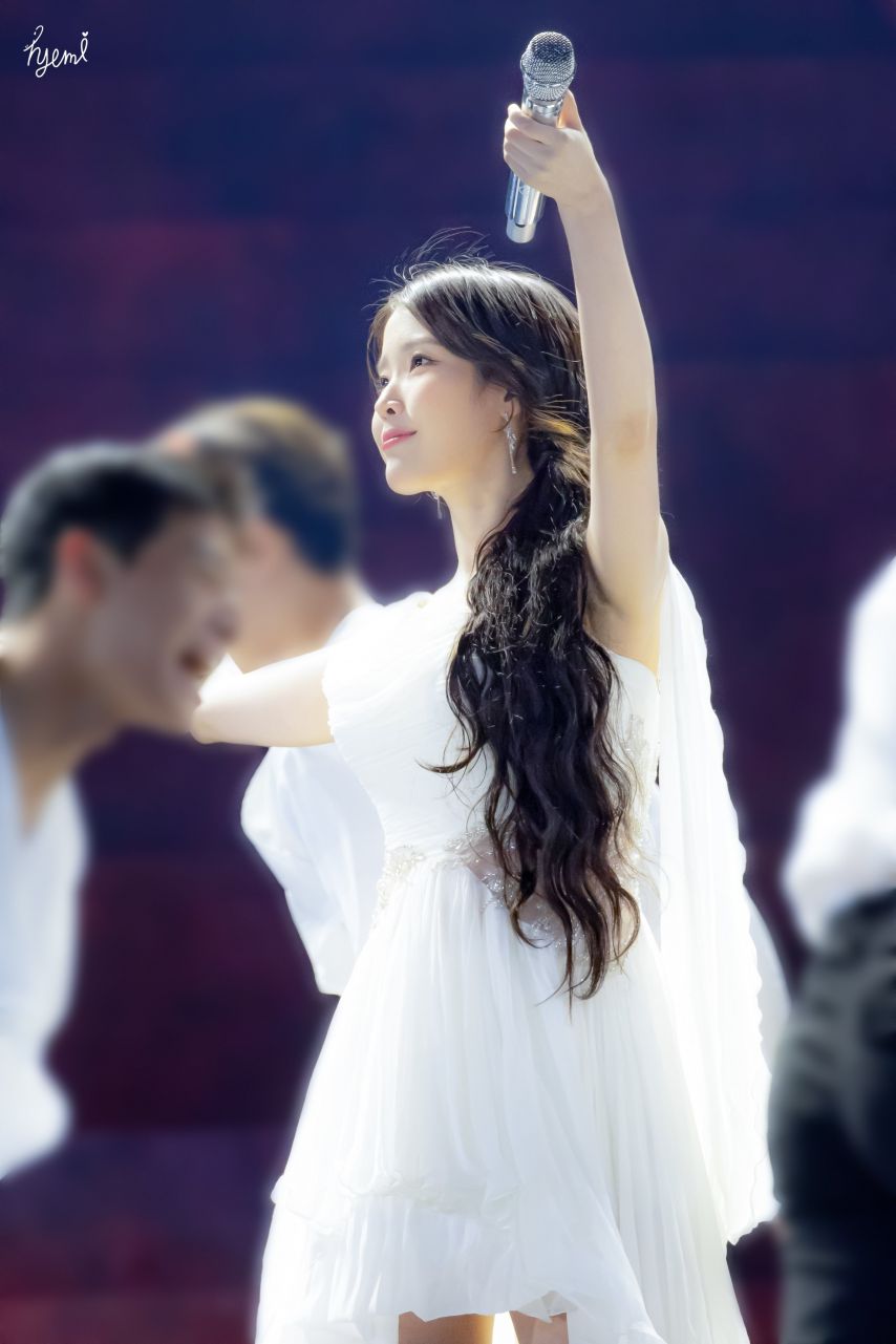 아이유 화이트유1_2.jpeg