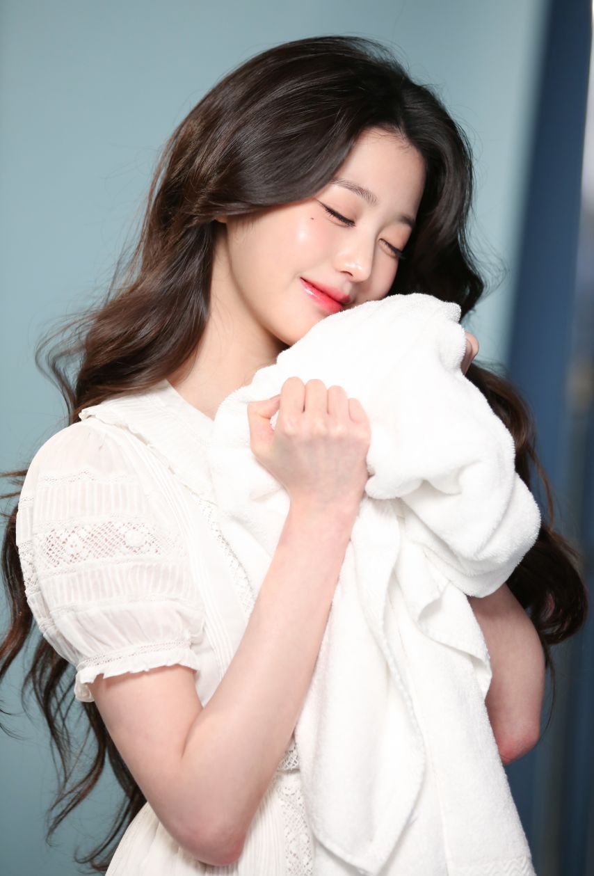 아이브 장원영 X ‘다우니’ 광고 촬영 현장 비하인드1_5.jpeg