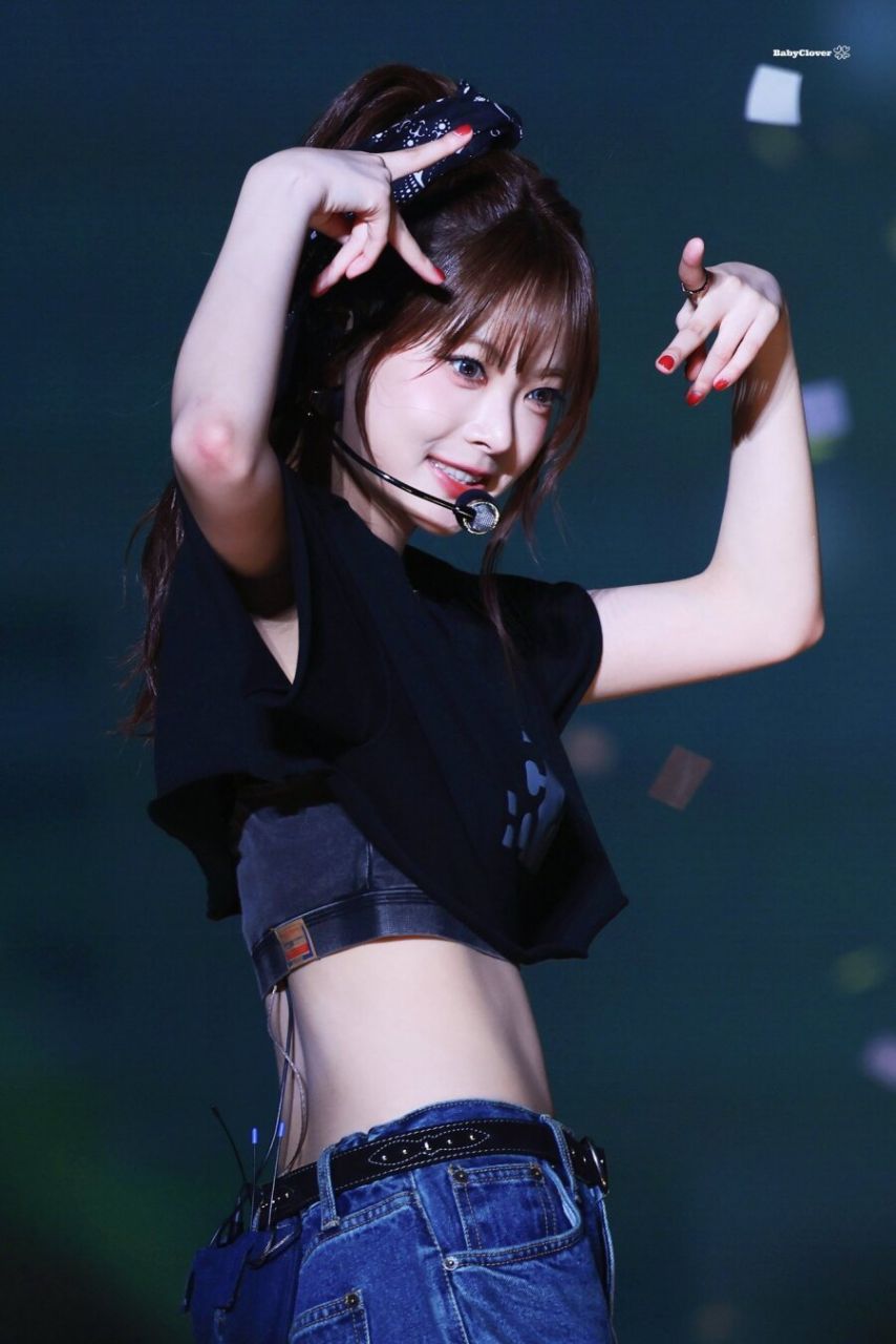 섹시한 매력 발산하는 르세라핌 콘서트 홍은채1_1.jpg