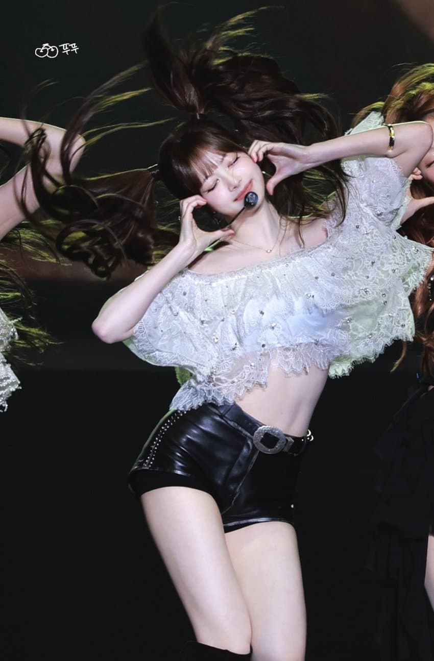 섹시한 매력 발산하는 르세라핌 콘서트 홍은채1_8.jpg