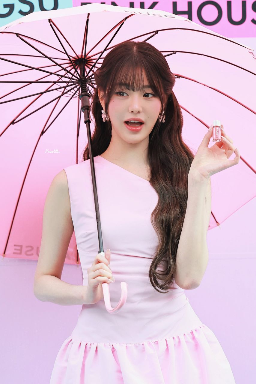 아이브 장원영 어뮤즈 성수 플래그십 스토어1_6.jpg