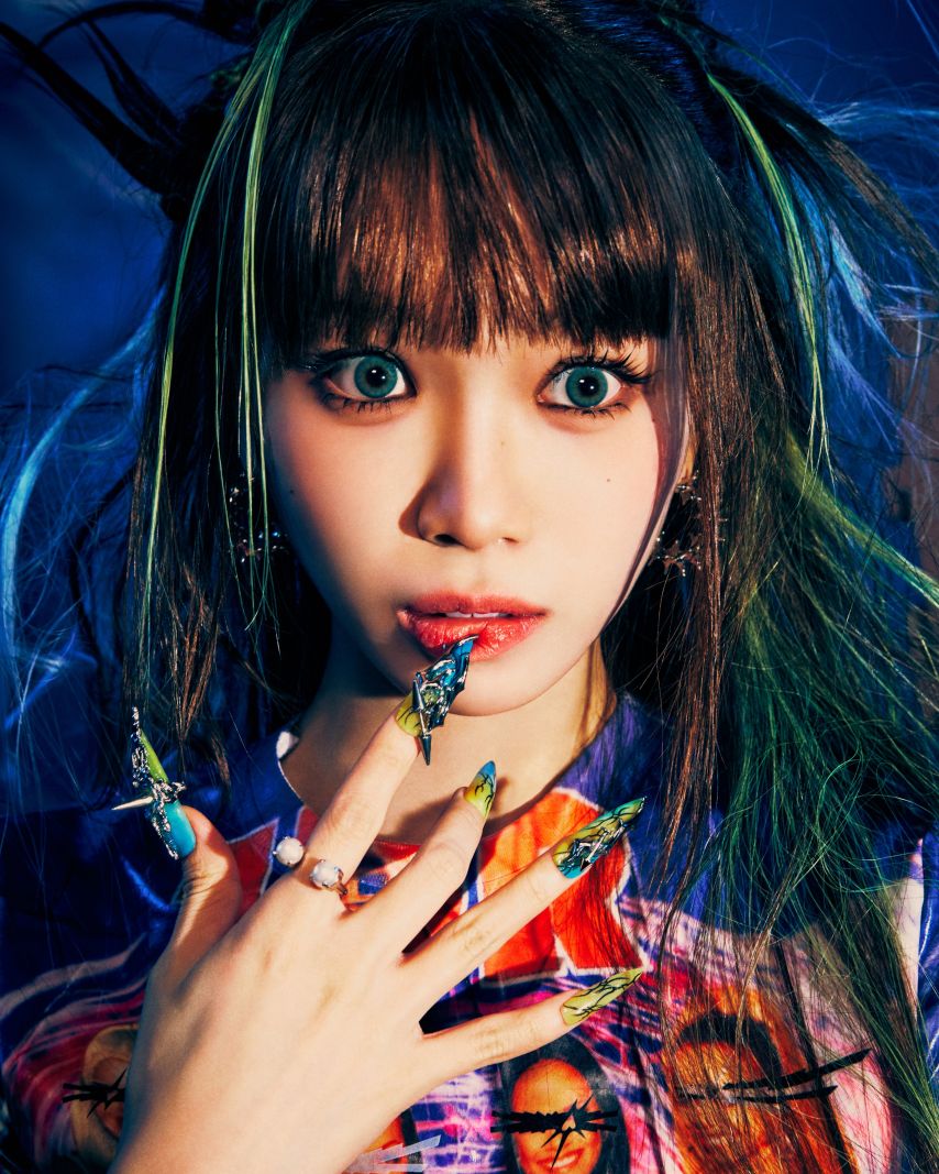 르세라핌 4th Mini Album ',CRAZY', CONCEPT PHOTO THUNDERING CEDAR1_1.jpg