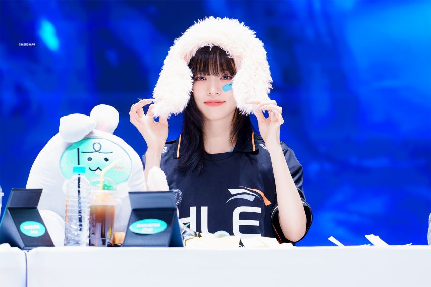 프로미스나인 이채영1_2.jpg