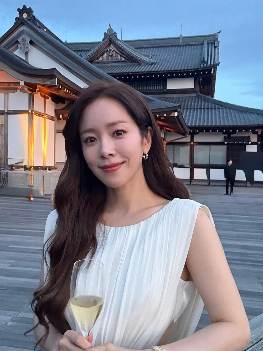 한지민 OMEGA2_1.jpg