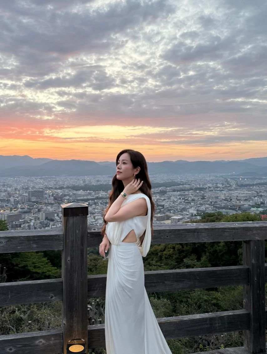 한지민 OMEGA2_3.jpg
