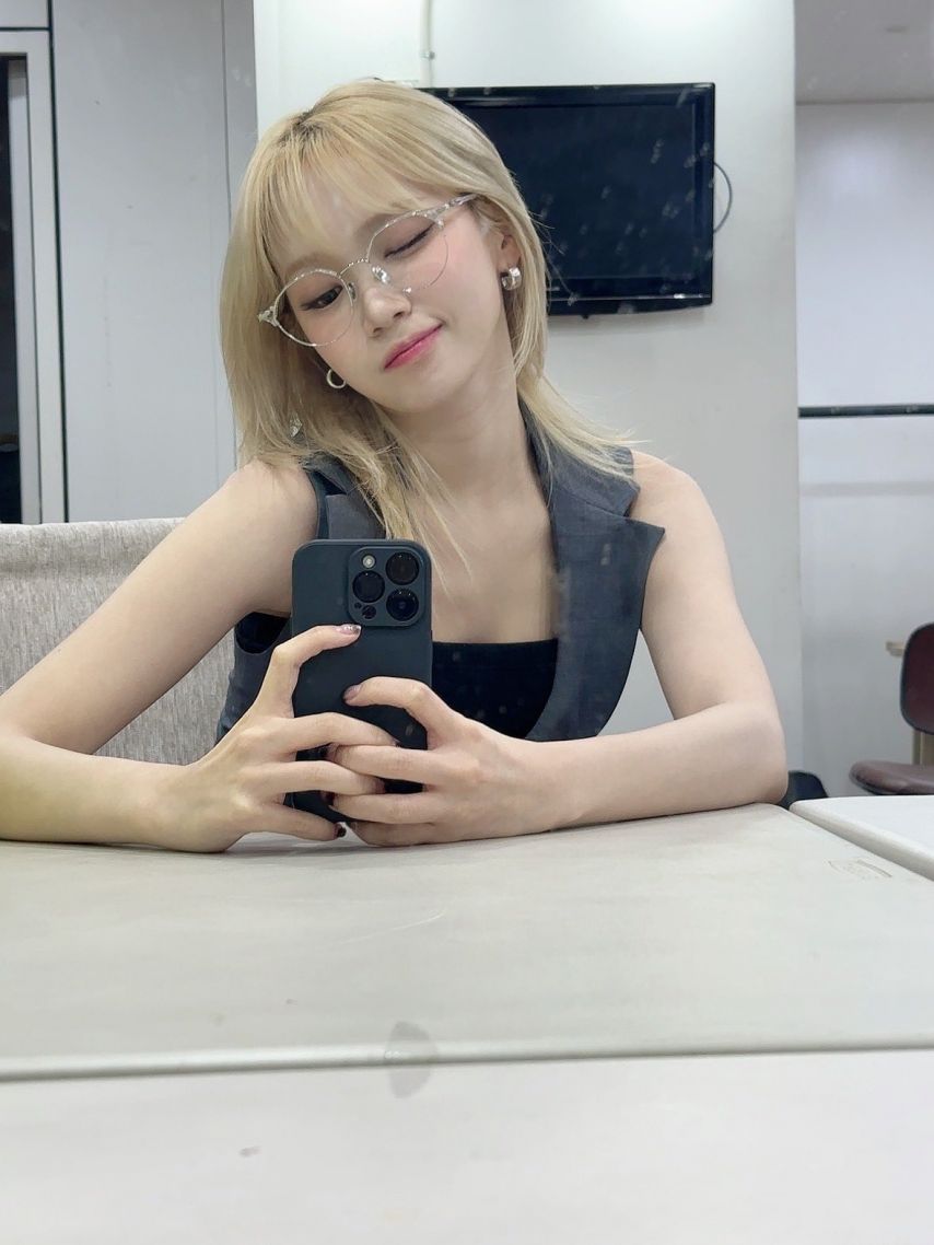 [르세라핌] 킹받는 안경 쓴 김채원1_13.jpeg