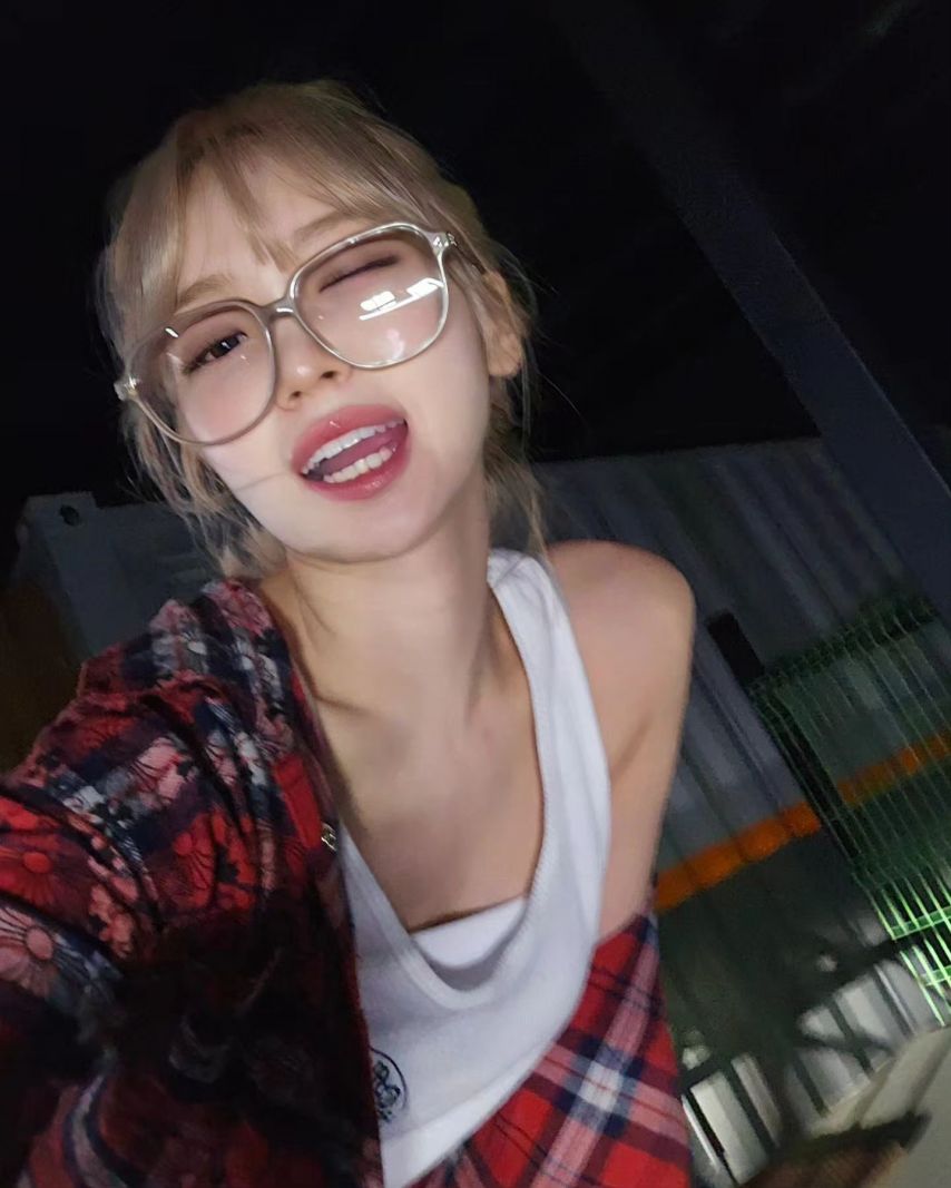[르세라핌] 킹받는 안경 쓴 김채원1_11.jpeg