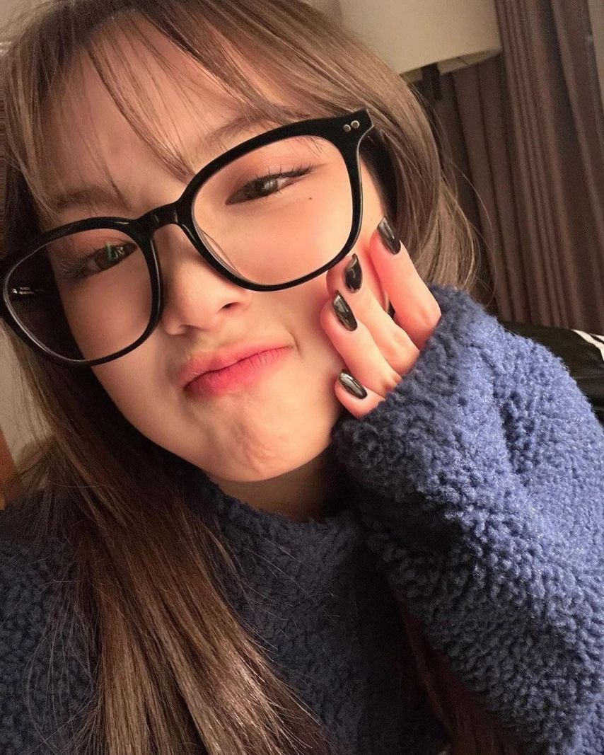 [르세라핌] 킹받는 안경 쓴 김채원1_2.jpg