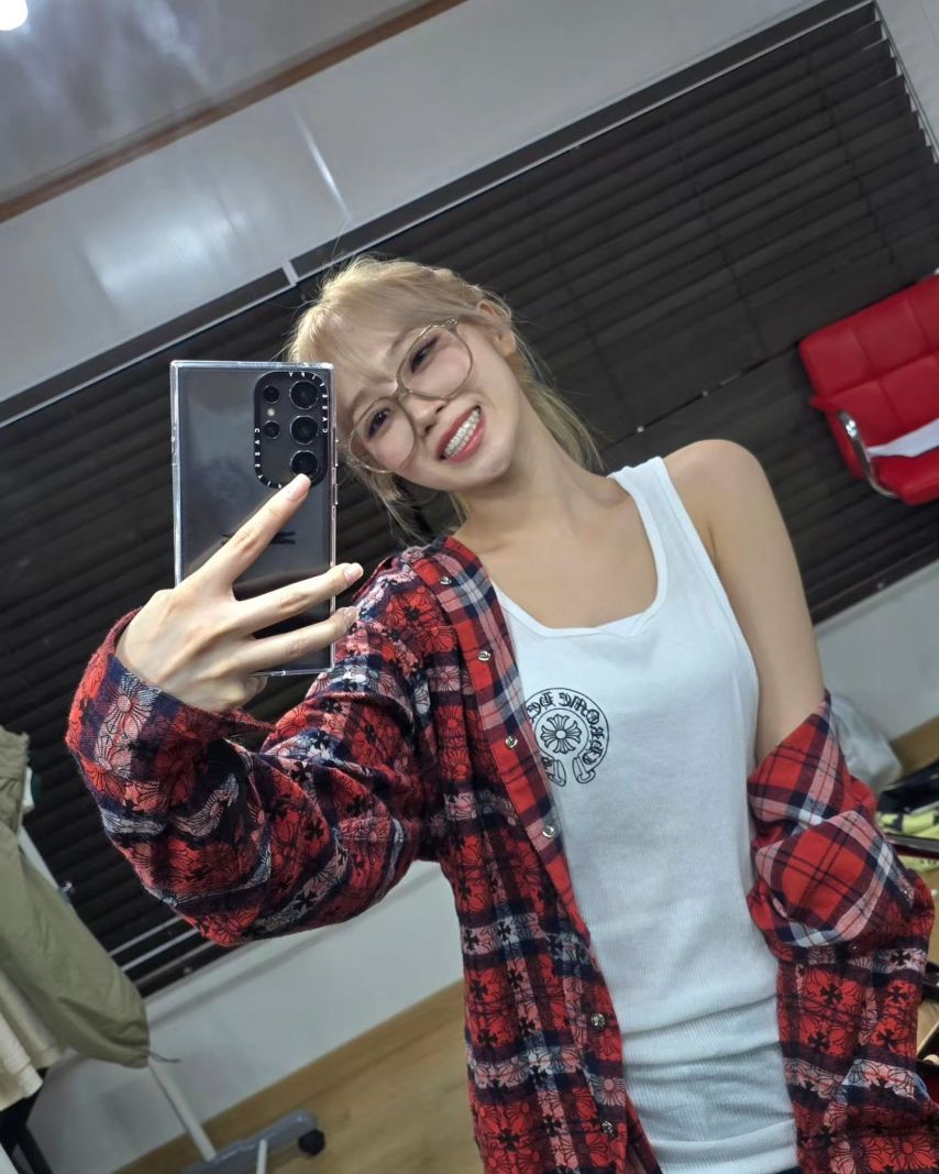 [르세라핌] 킹받는 안경 쓴 김채원1_10.jpeg