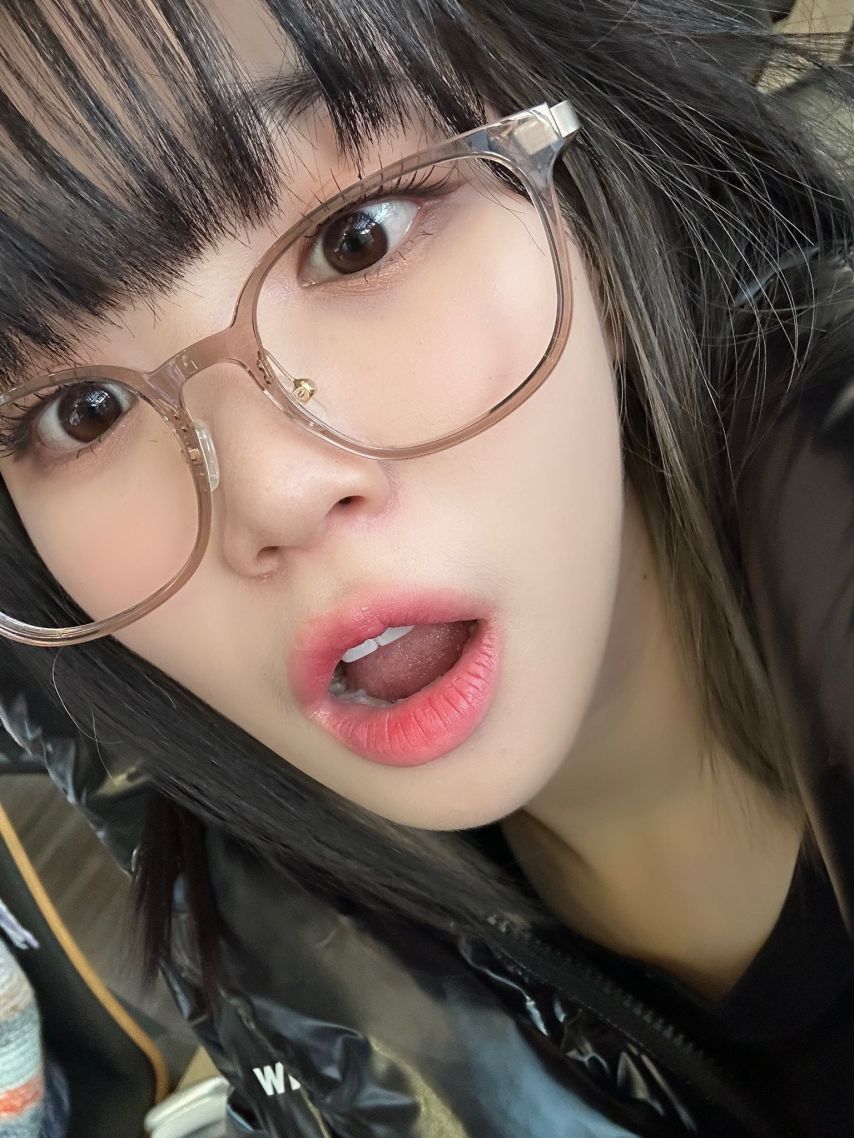 [르세라핌] 킹받는 안경 쓴 김채원1_3.jpeg