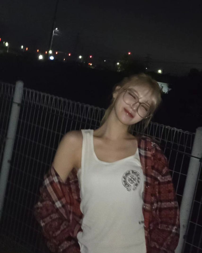 [르세라핌] 킹받는 안경 쓴 김채원1_8.jpeg