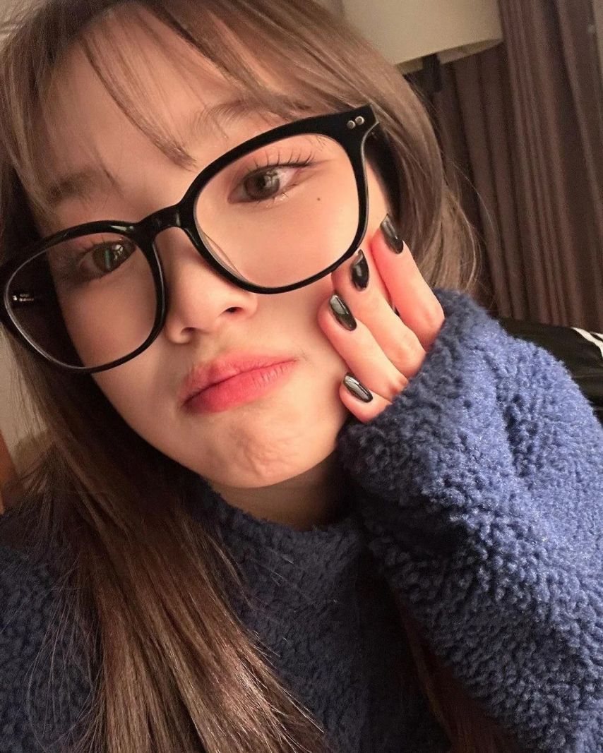 [르세라핌] 킹받는 안경 쓴 김채원1_1.jpg
