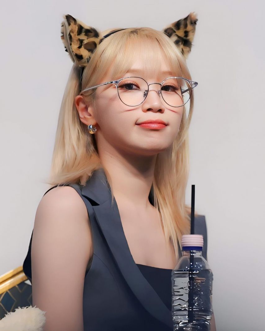 [르세라핌] 킹받는 안경 쓴 김채원1_6.jpg