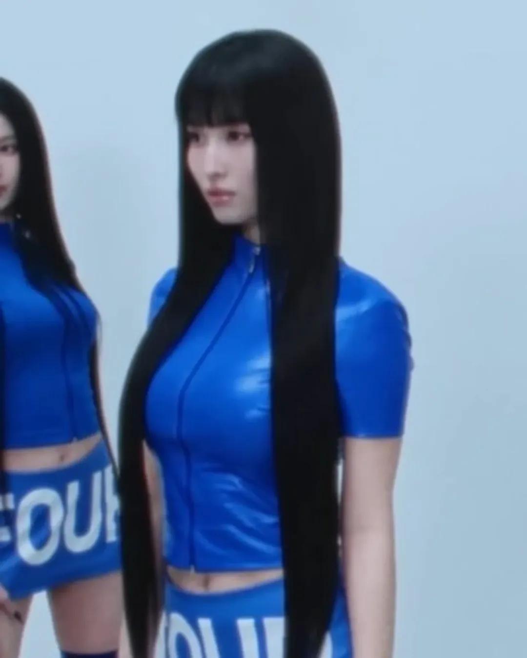 파란 레이싱걸 의상 입은 트와이스 모모 각선미 몸매 근황7.webp.jpg